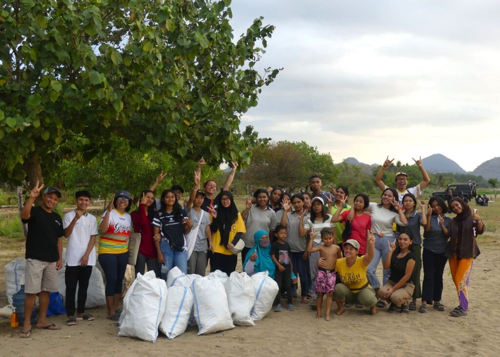 Trash Hero’s community group coming together to undertake a clean-up at Gorontalo, just south of Labuan Bajo